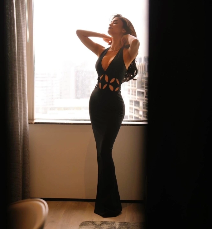 Hoa hậu Pia Wurtzbach diện đầm của Châu Phạm, trang điểm tông nude tạo vẻ sang trọng. Ảnh: Instagram Pia Wurtzbach