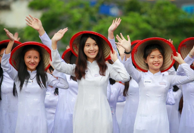 Nữ sinh TP HCM đồng diễn và diễu hành trên phố đi bộ Nguyễn Huệ năm 2017. Ảnh: Thành Nguyễn