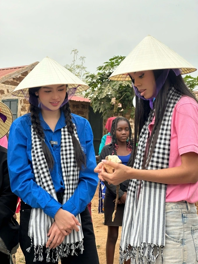 Miss International Angola 2023 - Teresa Sara (phải) - đồng hành Thanh Thủy trong chuyến đi.
