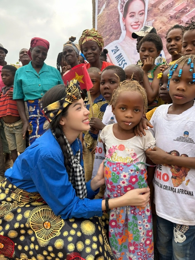 Thanh Thủy bên các em nhỏ Angola.