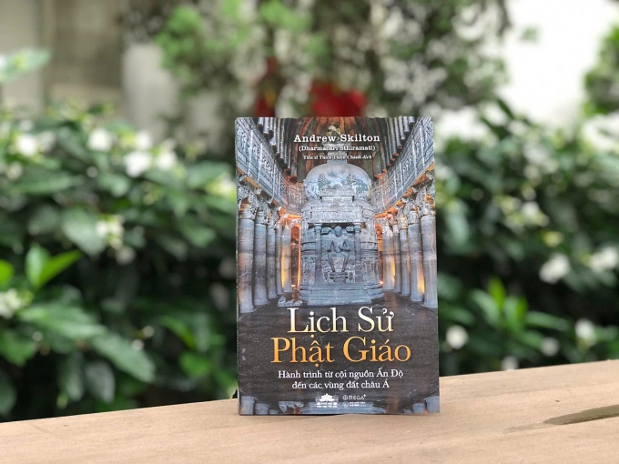 Bìa sách là hình hang động điêu khắc Phật giáo Ajanta, Ấn Độ . Ảnh: Omega+