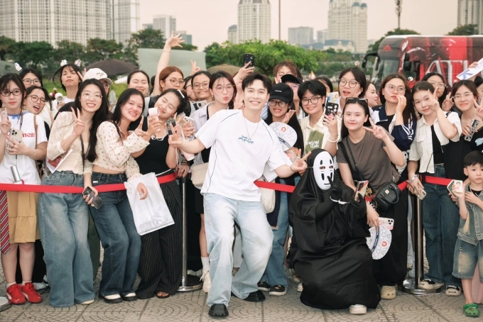 Phạm Anh Duy chụp ảnh cùng fan tại concert Anh trai vượt ngàn chông gai hồi tháng 5 ở Hưng Yên.