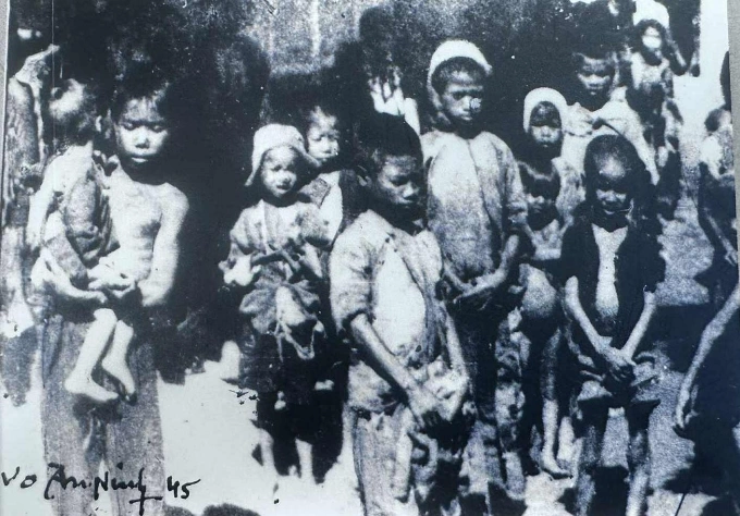 Bức ảnh chụp trẻ em trong nạn đói năm 1945 của nhiếp ảnh gia Võ An Ninh, in trên bìa sách. Ảnh: Nhà xuất bản Chính trị quốc gia Sự thật