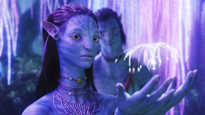 Zoe Saldaña (trái) trong vai chiến binh Navi Neytiri. Ảnh: Disney Studios