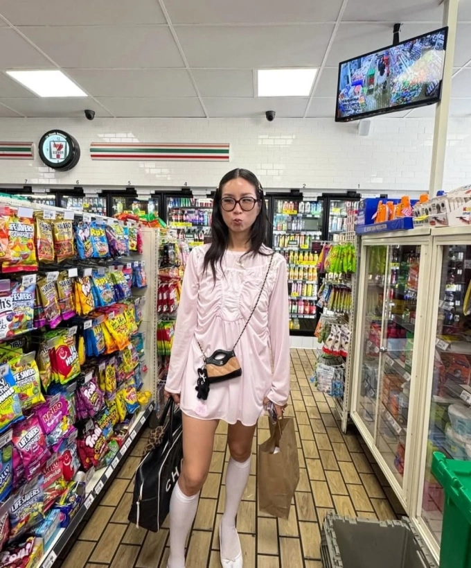 Một cô gái diện váy satin với phần thân trước biến tấu thì quần lót. Ảnh: Instagram estherbunny
