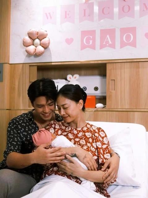 Diễn viên Ngô Thanh Vân và chồng bên con gái đầu lòng. Ảnh: Nhân vật cung cấp