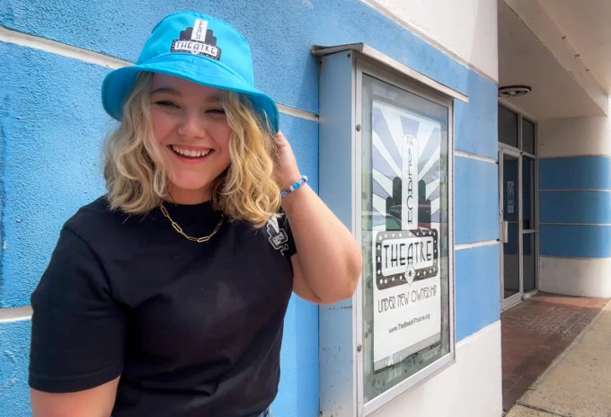 Hannah Hockman đứng trước rạp chiếu The Beach Theatre. Ảnh: IndieWire