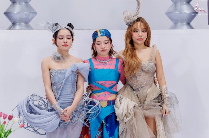 Vũ Thảo My (phải) dừng cuộc chơi trước Châu Bùi (trái) và Lâm Bảo Ngọc ở vòng loại trừ.