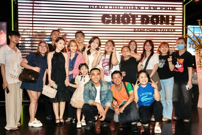Quyền Linh (ngồi, bên trái) cùng êkíp quảng bá cho phim trong các buổi cinetour tại TP HCM, hôm 9/8. Ảnh: Thanh Huyền