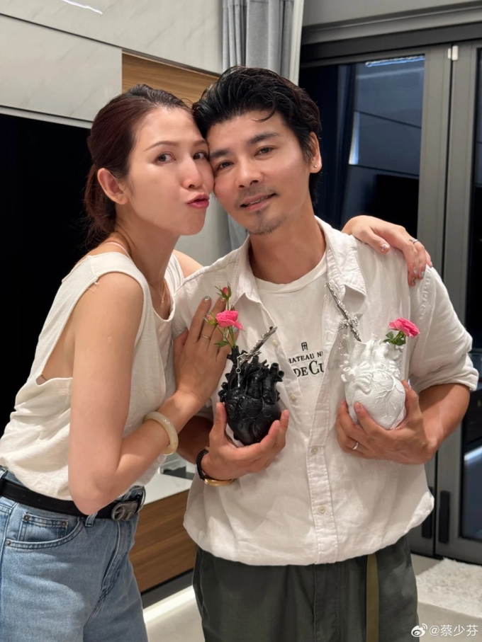 Vợ chồng Thái Thiếu Phân, Trương Tấn. Ảnh: Weibo