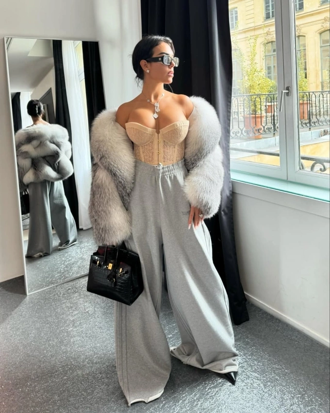Georgina tạo điểm nhấn cho bộ đồ mùa đông bằng túi Hermes và vòng cổ Van Cleef & Arpels 76.460 USD (hơn 2 tỷ đồng). Ảnh: Instagram Georgina Rodriguez