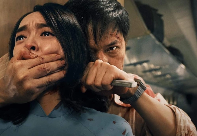 Diễn viên Thái Hòa và Kaity Nguyễn (trái) trong Tử chiến trên không. Ảnh: Đoàn phim cung cấp