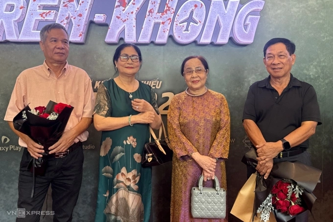 Từ phải qua: cơ tưởng Phạm Trung Nam, tiếp viên Huỳnh Thu Cúc, tiếp viên Ngô Kim Thanh, hoa tiêu Nguyễn Văn Hương - các nhân chứng vụ cướp máy bay tại sự kiện. Ảnh: Mai Nhật