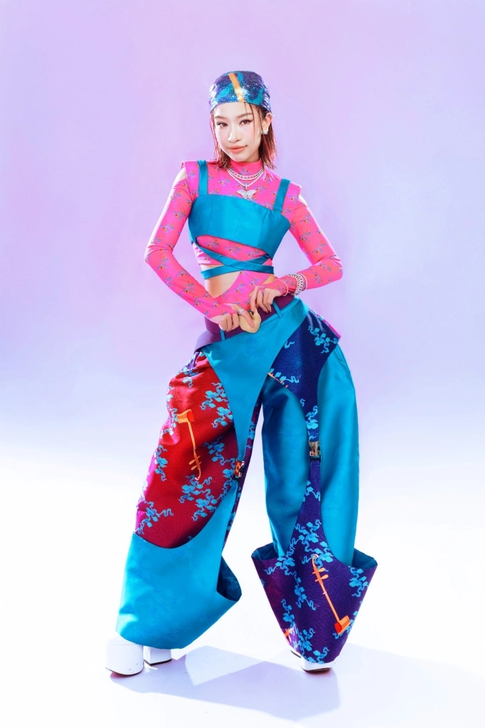 Lâm Bảo Ngọc diện trang phục sắc màu tại vòng bốn của show.