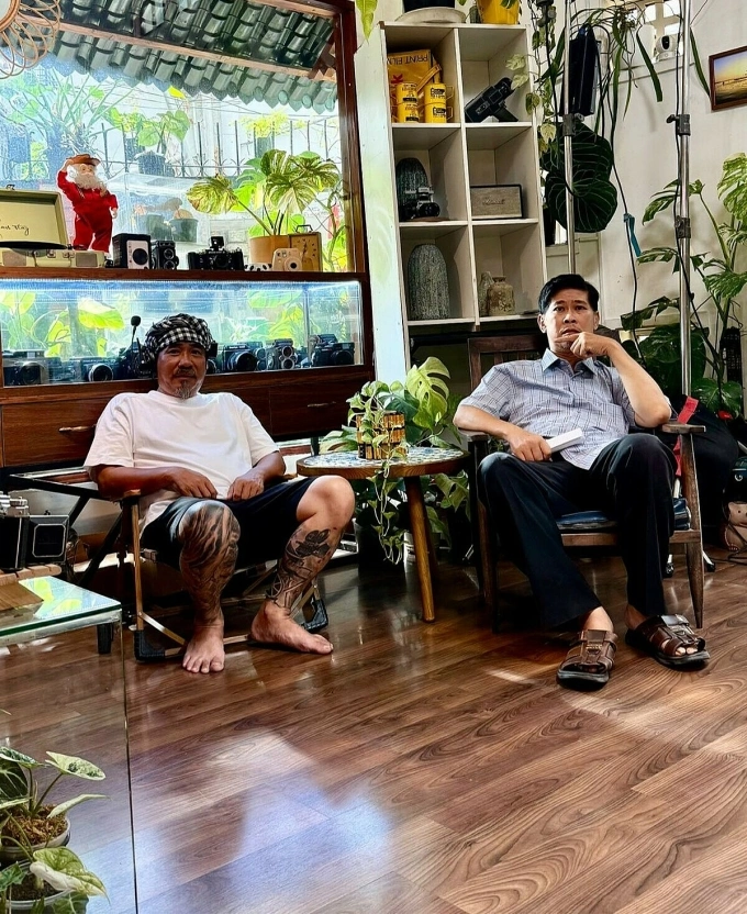 Phước Sang (phải ) và đạo diễn Trung Lùn tại hậu trường quay phim Làm giàu với ma phần 2.