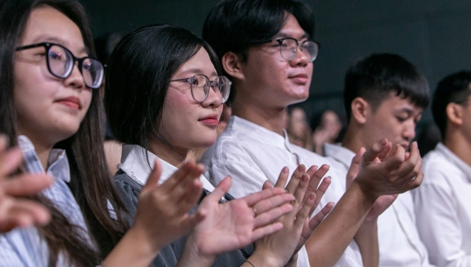 Sinh viên chăm chú lắng nghe thơ.