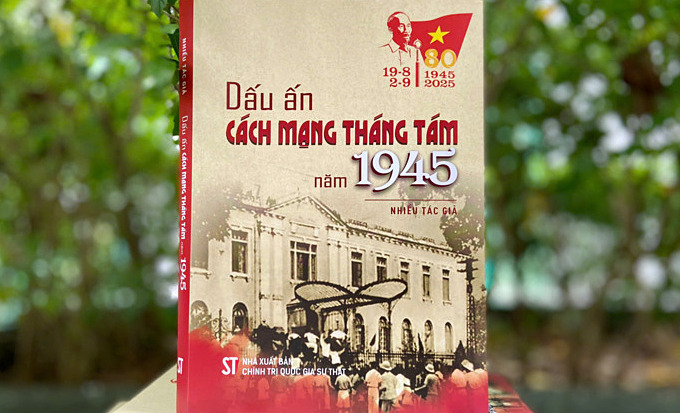 Bìa Dấu ấn Cách mạng Tháng Tám năm 1945, sách 284 trang do NXB Chính trị quốc gia Sự thật phát hành. Ảnh: NXB Chính trị quốc gia Sự thật