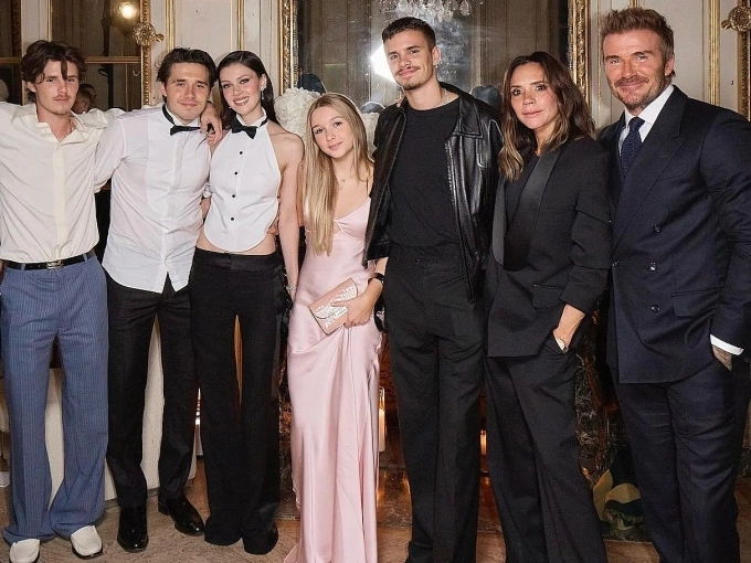 Tất cả thành viên dự show thời trang của Victoria Beckham hồi tháng 9/2024. Từ trái qua: Cruz, Brooklyn, Nicola, Harper, Romeo, Victoria và David. Ảnh: Instagram Brooklyn Beckham
