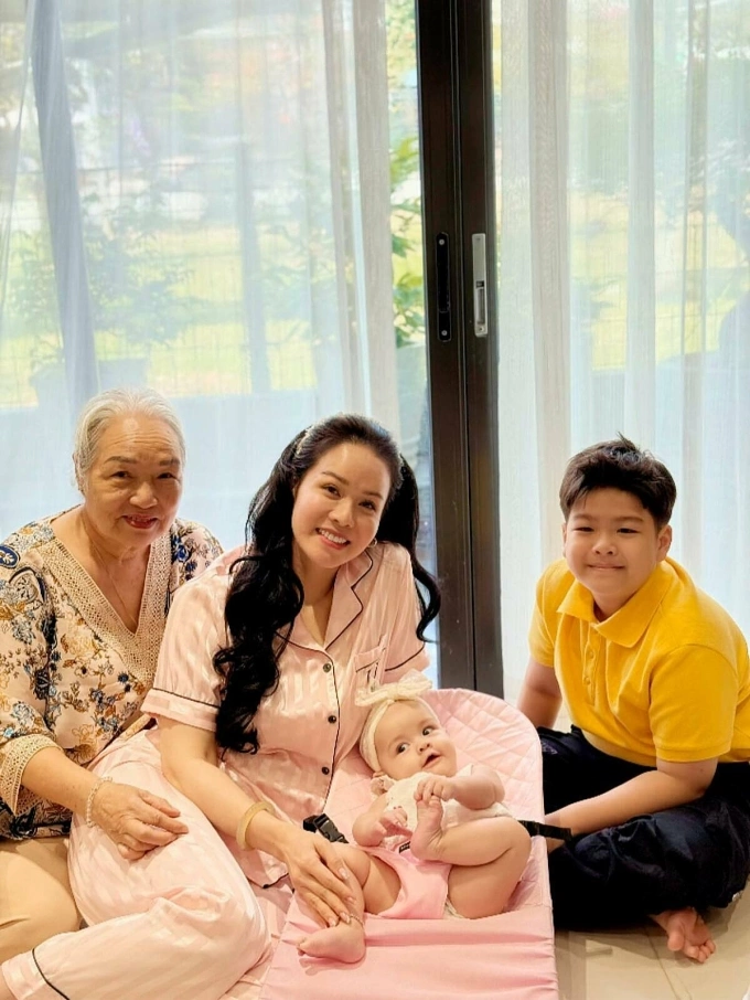 Nhật Kim Anh bên mẹ và hai con. Ảnh: Nhân vật cung cấp.