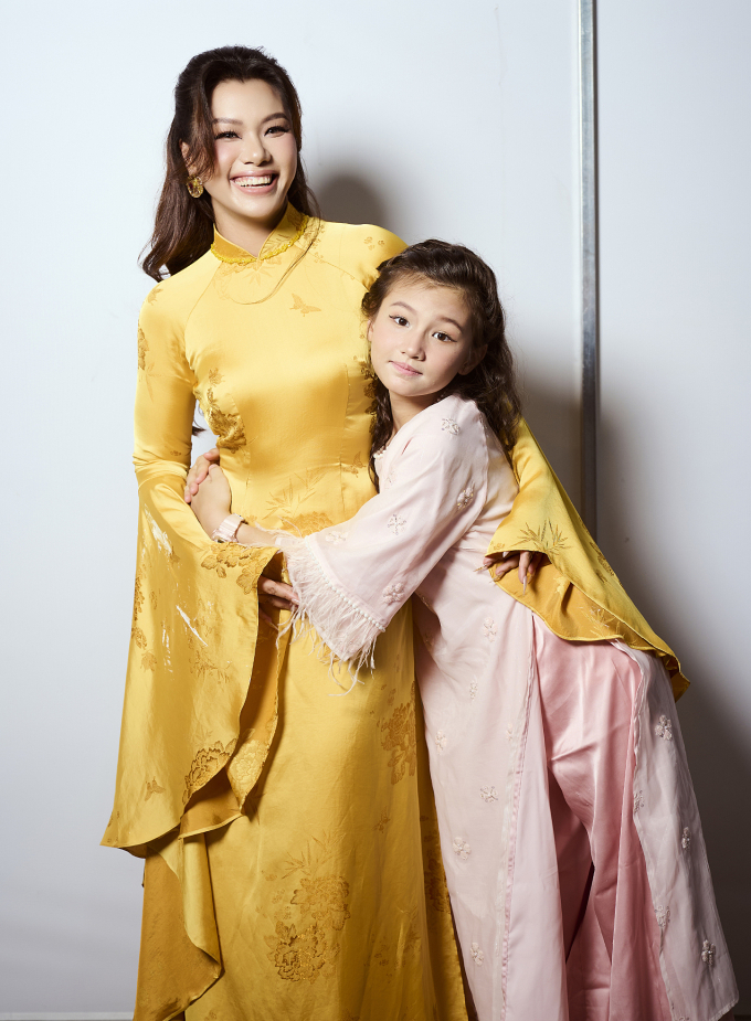 Phương Vy và con gái diện áo truyền thống. Ảnh: Nhân vật cung cấp