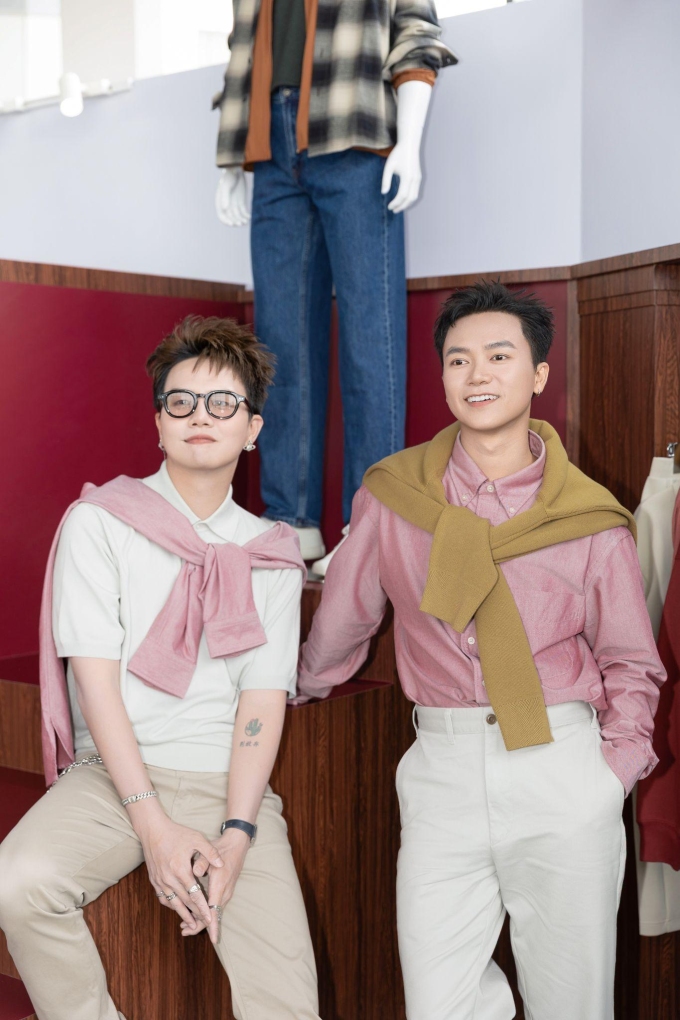 Duy Khánh (trái), Bùi Công Nam diện các thiết kế mới trong bộ sưu tập LifeWear Thu Đông 2025. Ảnh: Uniqlo