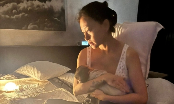 Ngô Thanh Vân ru con ngủ qua ống kính của Huy Trần. Ảnh: Nhân vật cung cấp