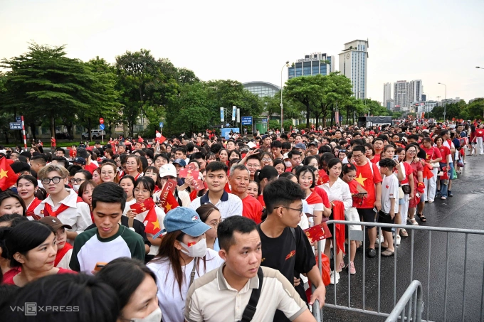 Khoảng 17h, sau khi cơn mưa tạnh, khán giả mặc áo cờ đỏ sao vàng, chia làm hai khu vực để xếp hàng vào trong sân vận động. Phần đông người xem là học sinh, sinh viên. Trước đó, nhiều bạn trẻ đứng chờ suốt hai giờ nhưng không tìm được vé vào sân.