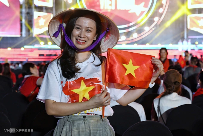 Concert Tự hào là người Việt Nam do Ban Tuyên giáo và dân vận Trung ương chủ trì, quy tụ các giọng ca như Tùng Dương, Hòa Minzy, nhóm Bức Tường, Oplus. Nhờ hiệu ứng từ các concert quốc gia, gần nhất là chương trình Tổ quốc trong tim (ngày 10/8 ở Mỹ Đình), chương trình được khán giả quan tâm, săn lùng vé miễn phí do ban tổ chức phát.