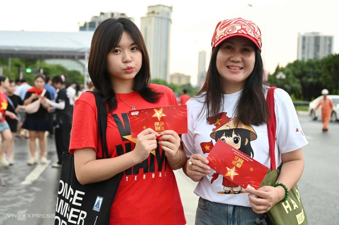 Hai mẹ con khán giả Hoài Thanh và Diệu Linh (Giảng Võ) cho biết hào hứng khi có được cặp vé đến với chương trình.