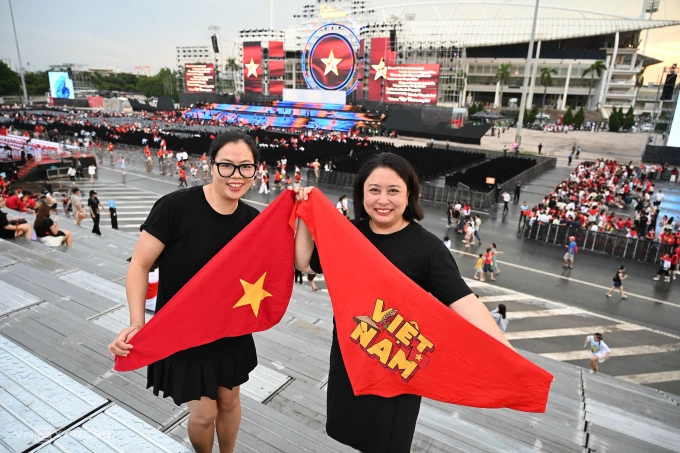Quỳnh Phượng và Vũ Hạnh (Linh Đàm, Hà Nội) theo dõi thông tin chương trình từ những ngày đầu ban tổ chức công bố và được nhận vé tặng.