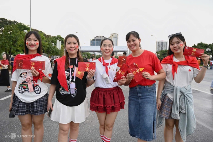 Nhóm người hâm mộ Anh Tú nhận vé qua FC của ca sĩ.