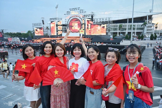 Một nhóm khán giả từ Hà Đông đến sớm vào xem chương trình.