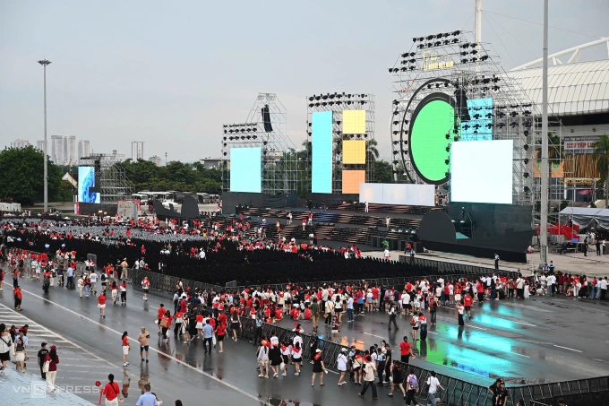 Sân khấu concert được dựng ở khu vực ngoài sân vận động Mỹ Đình.