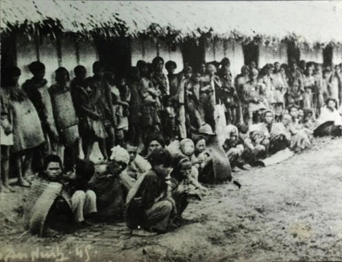 Trại Giáp Bát, Hà Nội, nơi tập trung những nạn nhân đói năm 1945. Ảnh tư liệu