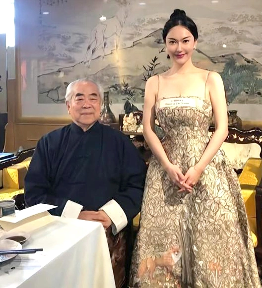 Vợ chồng Phạm Tăng, Từ Manh. Ảnh: Red Note