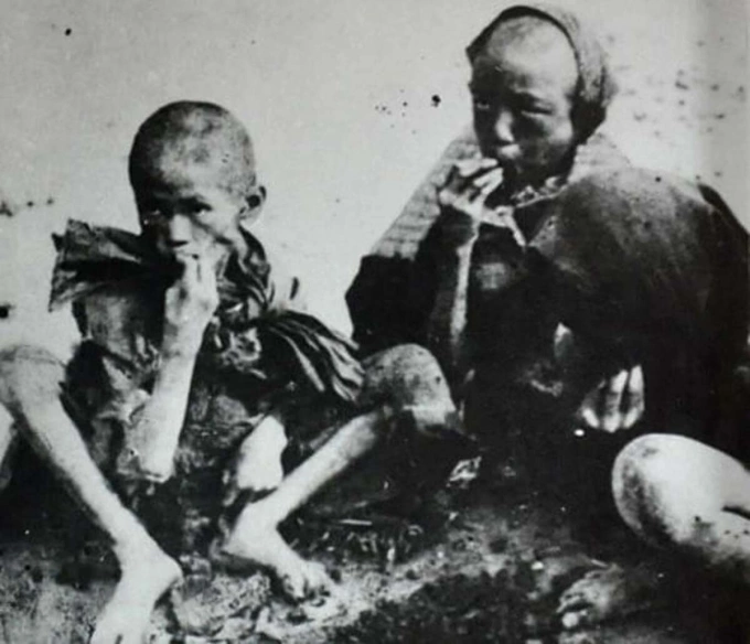 Trẻ em mút vỏ ốc thối nhặt được ngoài đường trên một đoạn đường phố tại thành phố Nam Định. Ảnh tư liệu.