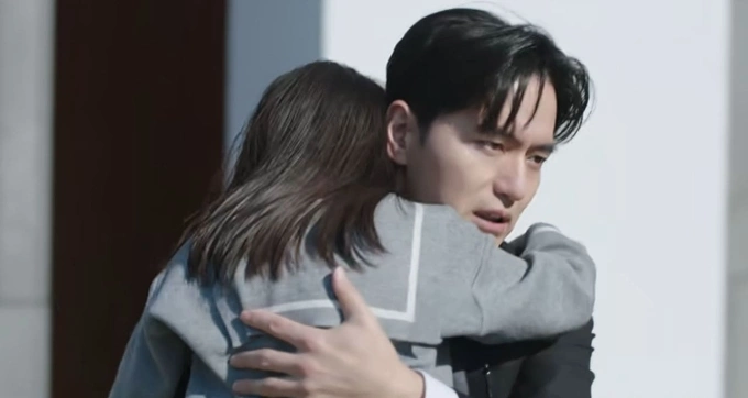 Diễn xuất Lee Jin Wook gây chú ý nhờ phân cảnh cứu bé gái trong vụ án bạo lực gia đình. Ảnh: Netflix