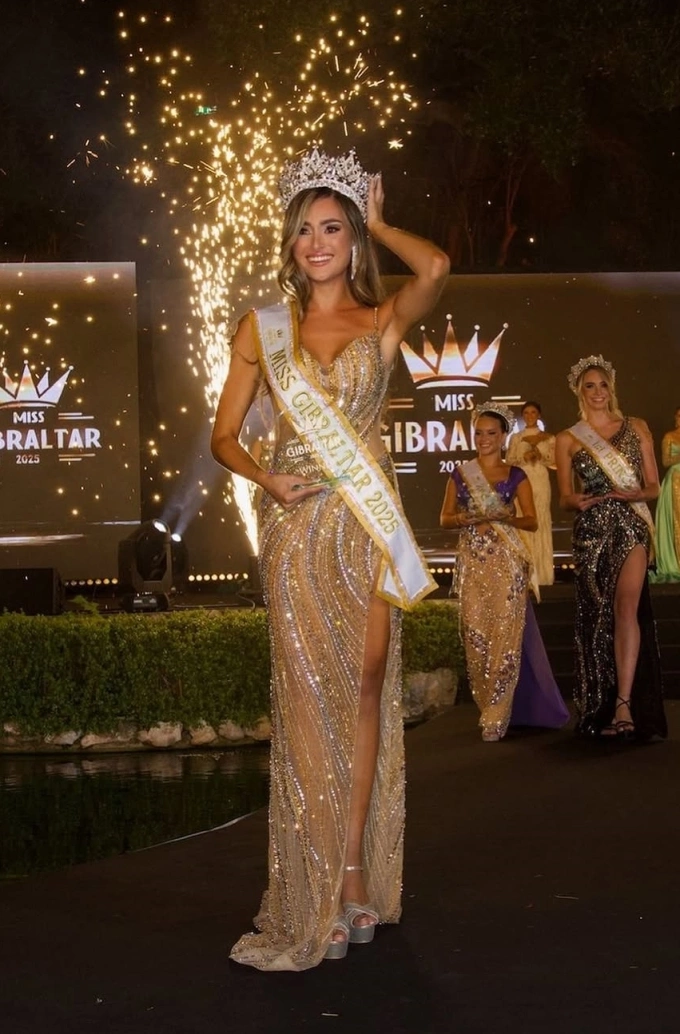 Người đẹp Julia Hornee mặc đầm của Song Toàn trong giây phút đăng quang. Cô 25 tuổi, sẽ thi Miss World lần thứ 73 vào năm 2026.