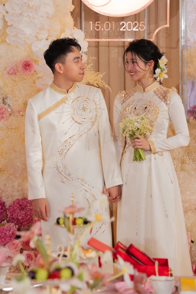 Á hậu Phương Nhi và doanh nhân Phạm Nhật Minh Hoàng mặc đồng điệu tại lễ ăn hỏi. Ảnh: Linh Linh