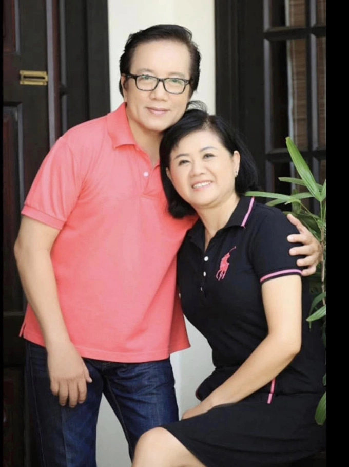Elvis Phương bên vợ. Ông lấy nghệ danh Elvis Phương vì hâm mộ Elvis Presley - huyền thoại rock & roll người Mỹ. Danh ca theo nghề hát từ năm 16 tuổi, hát được nhiều dòng nhạc từ pop, rock đến trữ tình. Ảnh: Nhân vật cung cấp
