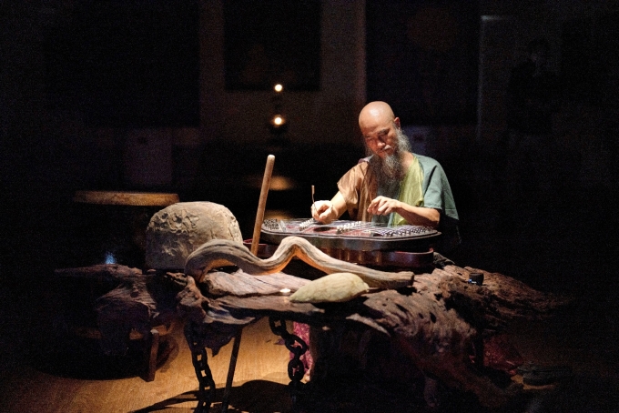 Tiến sĩ Trịnh Thắng trình diễn đàn Khưm tại khai mạc triển lãm Hơi thở bồ đề. Ảnh: Ban tổ chức