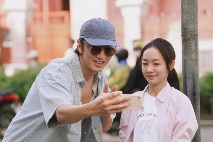Lee Kwang Soo, Hoàng Hà trong một cảnh quay khám phá TP HCM. Ảnh: Huy Trần
