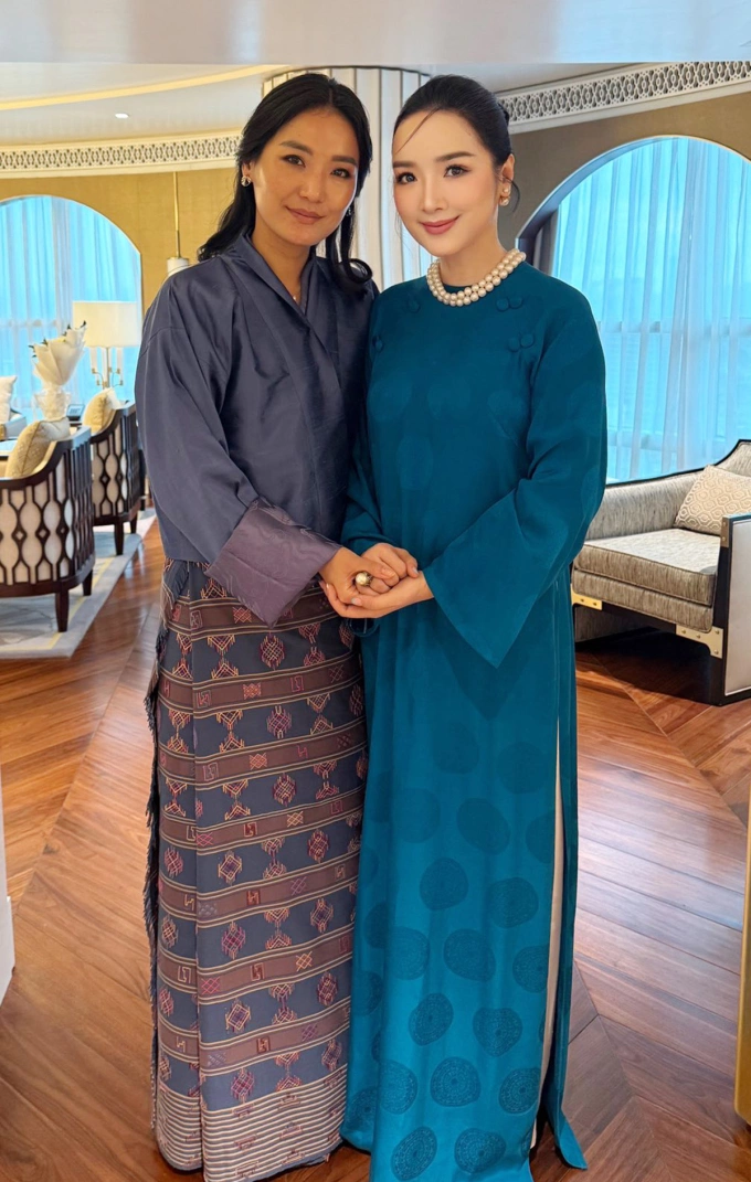 Hoàng hậu Bhutan Jetsun Pema Wangchuck (trái) và hoa hậu Giáng My. Ảnh: Nhân vật cung cấp