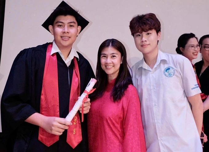 Phước Thịnh (bên phải, tên ở nhà Ơ Rô) - con trai thứ hai của Kim Thư, hiện 17 tuổi - cũng có mặt trong ngày tốt nghiệp của anh trai.