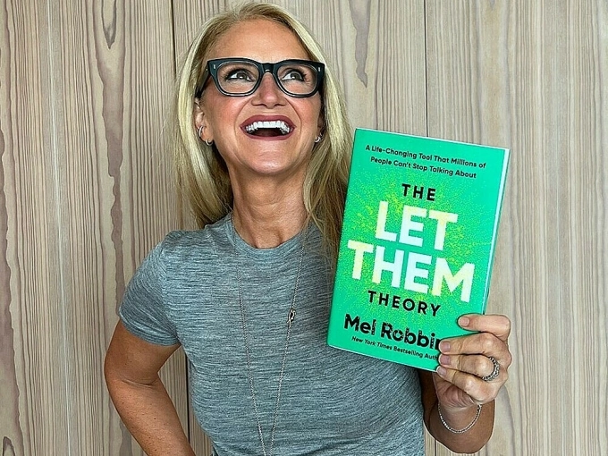 Tác giả Mel Robbins và quyển Thuyết mặc kệ họ bản Anh. Ảnh: Instagram/ Mel Robbins