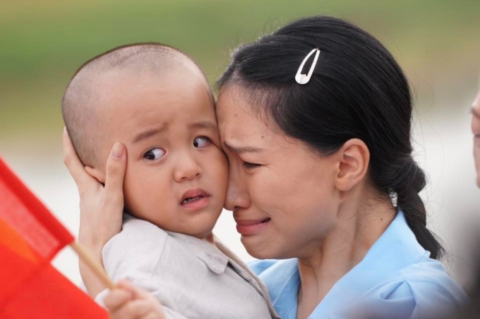 Hòa Minzy trong một phân cảnh của MV. Cô cũng đóng vai nhỏ trong tác phẩm Mưa đỏ. Ảnh: Nhân vật cung cấp