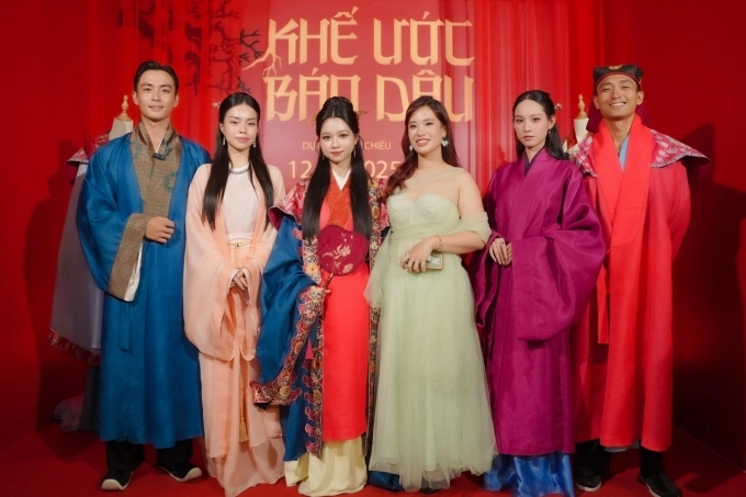 Từ trái qua: diễn viên Lãnh Thanh, Trà My, Lâm Thanh Mỹ, nhà văn Thục Linh, diễn viên Tuyết Anh, Hữu Vi. Ảnh: Phương Phạm