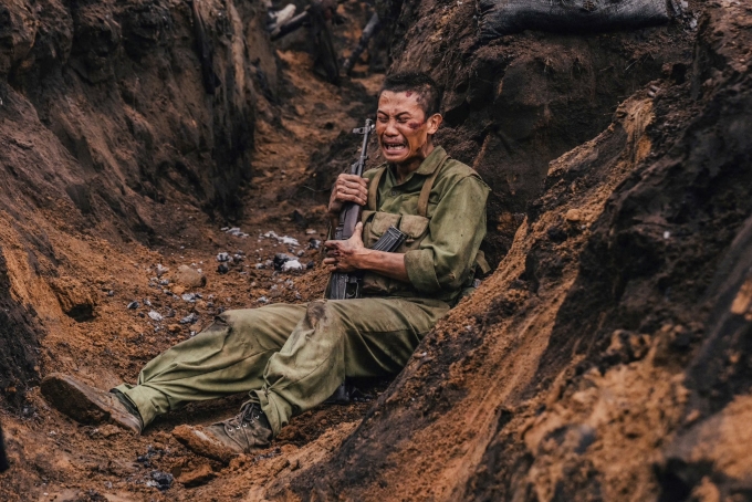 Phương Nam (đóng vai Tạ) trong Mưa đỏ. Ảnh: Đoàn phim cung cấp