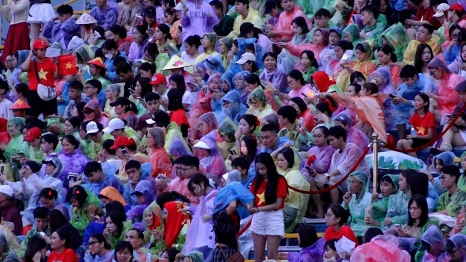 Hàng nghìn khán giả chờ xem chương trình nghệ thuật Việt Nam trong tôi, tối 26/8.
