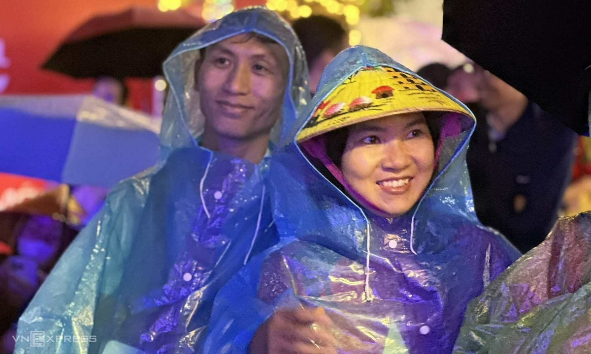 Khán giả đội mưa đến với concert 'Việt Nam trong tôi'